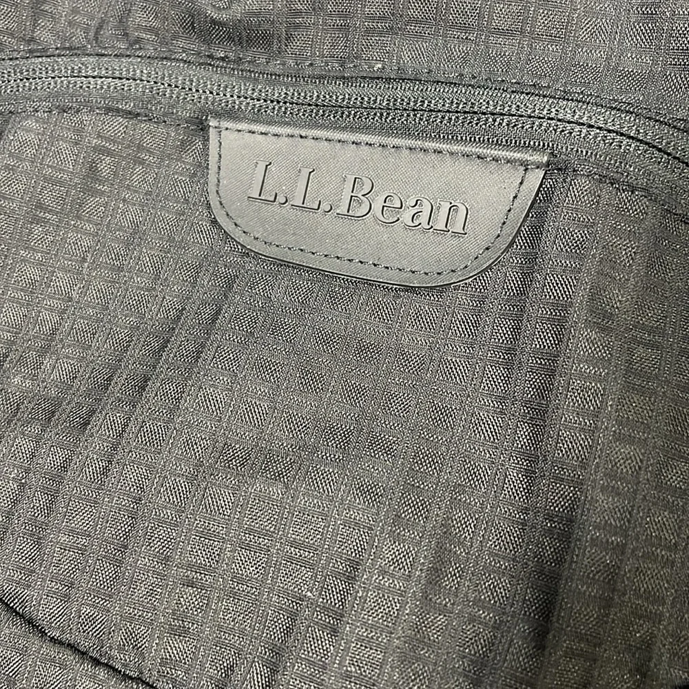 L L Bean messenger bag black like new !